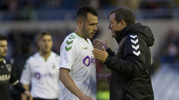 Viadero da instrucciones a Santi Jara en un partido.