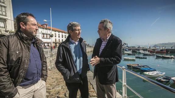 Los alcaldes de Penagos, José Carlos Lavín, de Castro Urdiales, Ángel Díaz-Munío, y de Liérganes, Santiago Rego. 