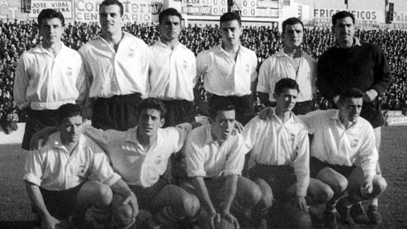 Equipo racinguista de la temporada 1957-58 que contó con la incorporación de Alsúa. De izquierda a derecha, Santín, Santamaría, Trueba, Pardo, Araujo y Lobera. Agachados, Alsúa, Vicedo, Gómez, López Rico y Arsuaga.