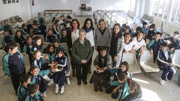 Posado para el recuerdo de las veterinarias que desarrollaron la actividad educativa con los alumnos de 3º del centro de enseñanza Santa María Micaela, de Santander.