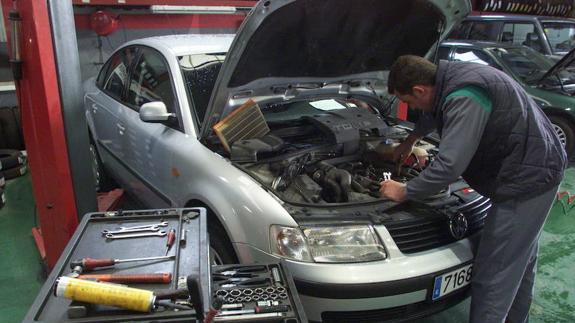 Trabajadores de un taller de reparaciones mecánicas