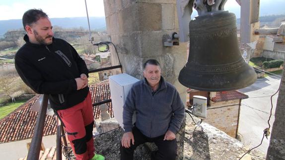 A la izquierda, Carlos Javier López, actual alcalde, y su padre, Miguel López, expedáneo de Rocamundo y uno de los protagonistas de la historia de la iglesia de San Andrés,