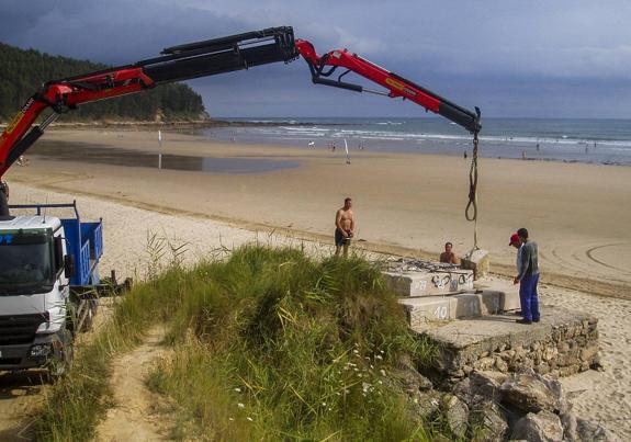 Imagen de archivo de cuando se procedió al desmontaje del monolito en Oyambre en 2010.