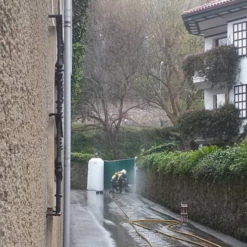 Espectaculares imágenes grabadas por los efectivos de emergencia durante el dispositivo puesto en marcha para neutralizar la fuga.