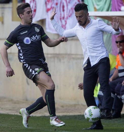 Héber sale del césped para buscar un balón controlado por el entrenador de la Cultural, Rubén de la Barrera.