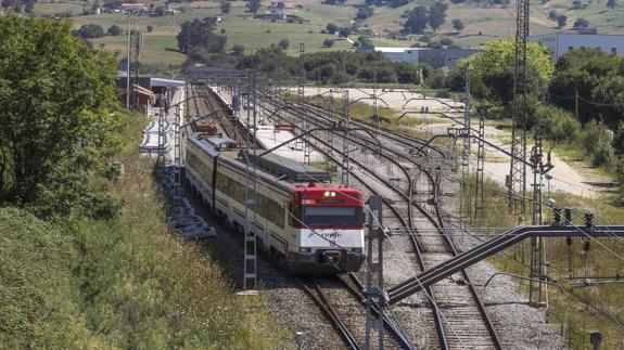 Un Cercanías abandona la estación de Torrelavega con destino Reinosa