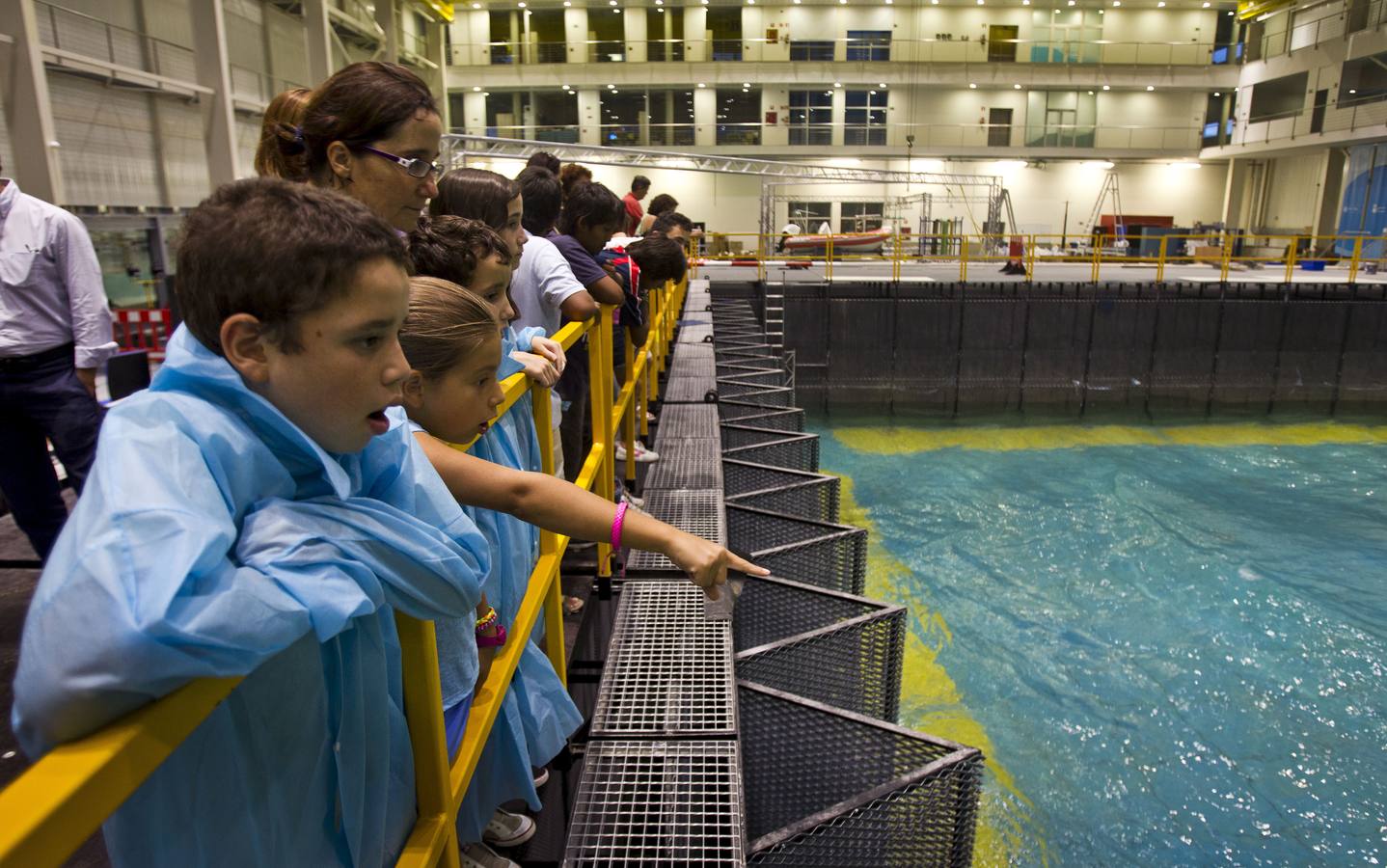 Un grupo de niños contempla el funcionamiento del Gran Tanque del IH durante una de las jornadas divulgativas de la Noche de los Investigadores.