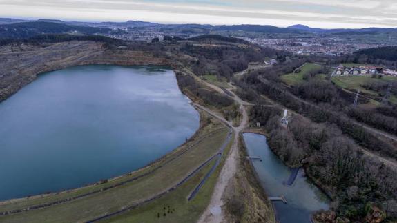 Vista aérea del lago creado sobre la antigua mina de Reocín.