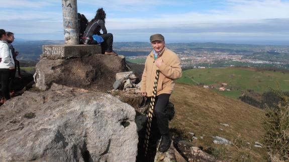 Federico Crespo en el pico de la Capía, en el Dobra, con Torrelavega al fondo