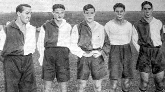 Jugadores racinguistas en un entrenamiento de la temporada 1933-34. De izquierda a derecha, Montes, Pombo, Ilardia, Ruiz y Efraín.