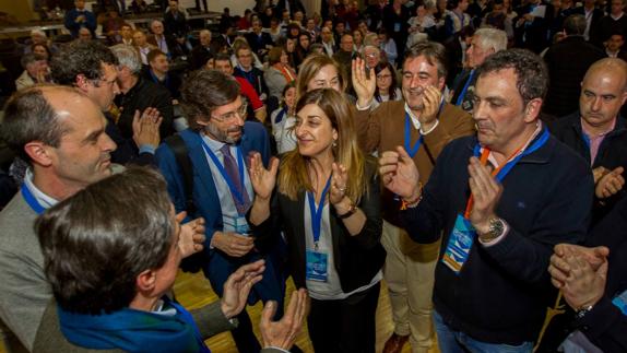 q María José Sáenz de Buruaga recibe los aplausos de parte de su nueva dirección tras conocer los resultados. 