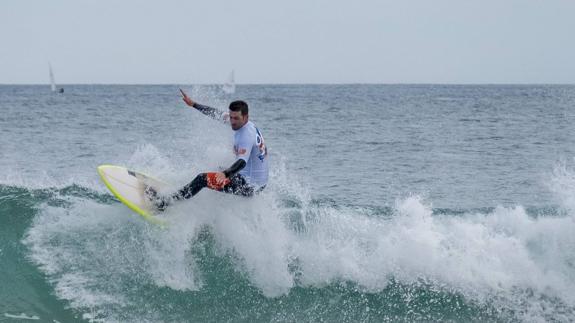 El oleaje de El Sardinero permitió a los riders cabalgar las olas durante toda la mañana de este domingo. 