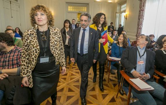 Laura Cobo, presidenta de Pecca y el presidente Miguel Ángel Revilla, durante las jornadas 'Marca, cultura, territorio'.