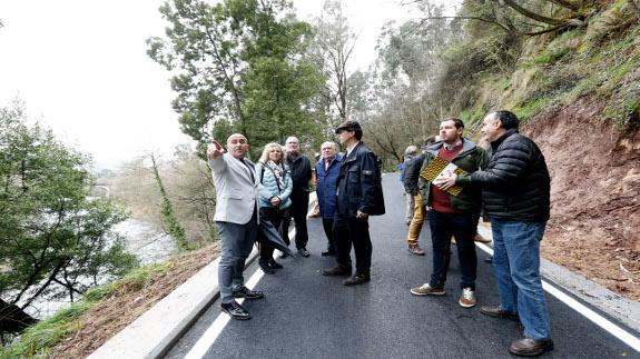 Representantes institucionales, en la reapertura del tramo afectado por un argayo en la Viesca. 