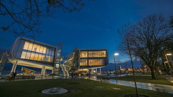 El Centro Botín, en una imagen tomada la pasada semana durante las pruebas de iluminación.