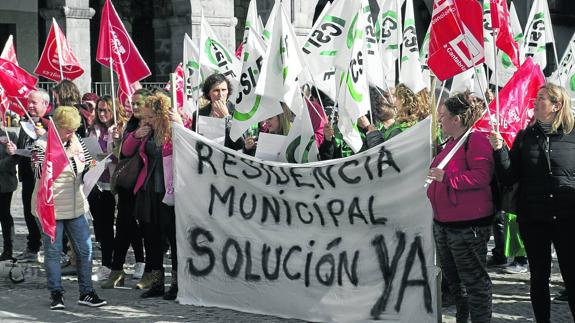 Un centenar de personas se concentró ayer en la Plaza del Ayuntamiento de Castro para reclamar más personal para la Residencia Municipal.