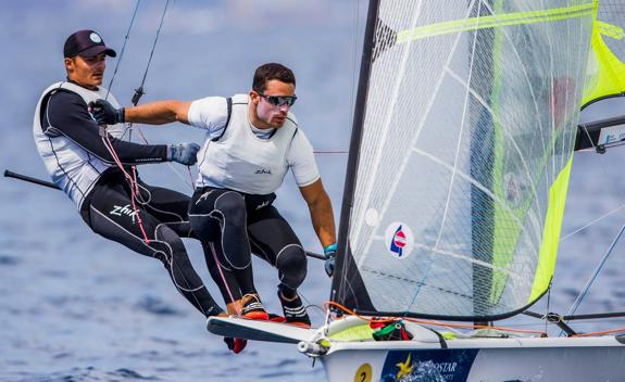 Diego Botín (izquierda) y Iago López realizan una maniobra con su 49er en la bahía de Palma.
