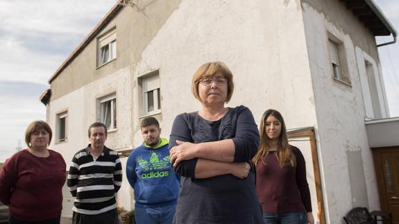 Clara Crespo, en primer término, junto a su hija, su yerno Miguel Ángel de la Sen y sus nietos, Jonathan y Nélida, frente a la casa