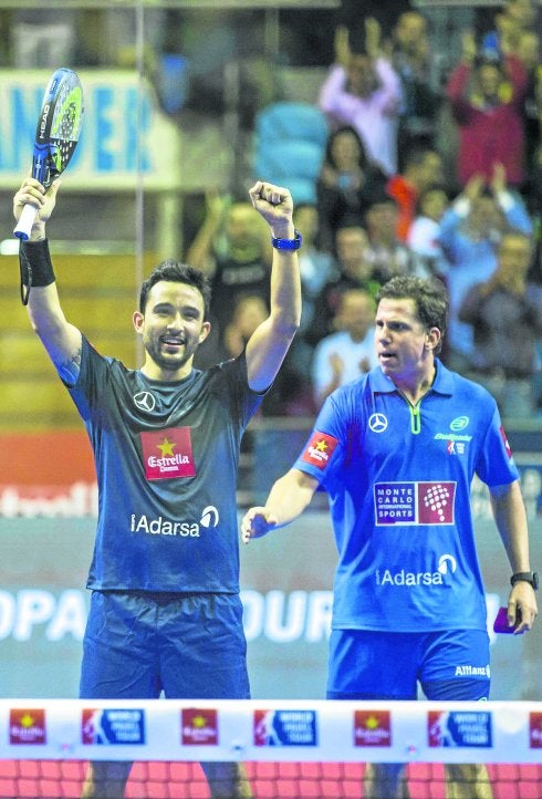  Carlos Gutiérrez (izquierda) y Francisco Navarro celebran su victoria ante Belasteguín y Lima en la final celebrada ayer en el Palacio de los Deportes de Santander.