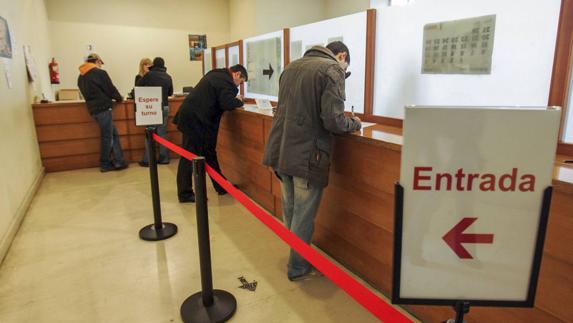 Ciudadanos de Santander realizan gestiones en la oficina del Registro Civil de la ciudad. 