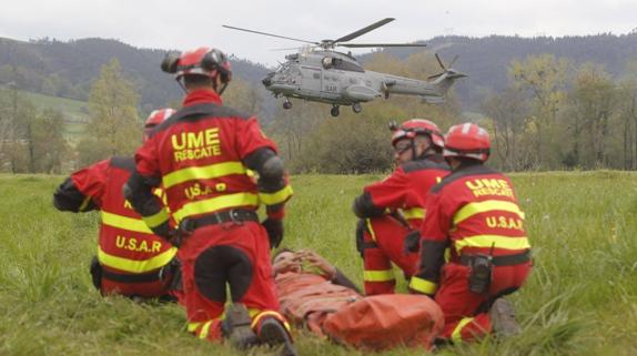 Los miembros de la UME, este martes en un ejercicio del simulacro.