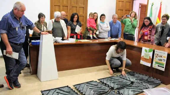 Los vecinos se mostraron muy interesados en la idea de reciclar sus residuos del contenedor verde y hacer compost para sus fincas o huertas. 