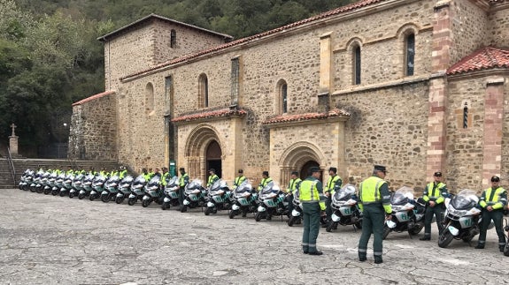 Los guardias civiles de la Academia de Tráfico de Mérida, visitaron el monasterio de Santo Toribio. 
