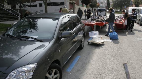 Imagen de un coche multado por aparcar en una de las zonas donde se debería instalar un puesto del mercadillo