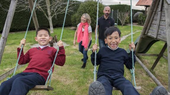 Teresa Vázquez Díaz y Marcial González Pérez junto a sus hijos, Mario Jun y Melvin