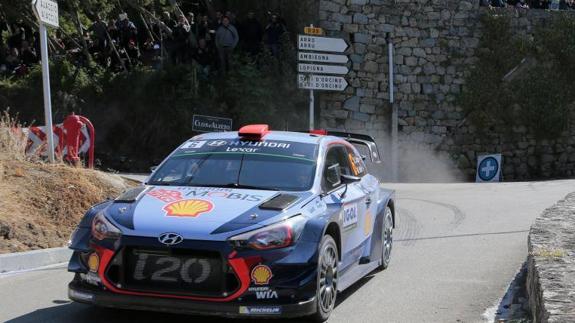 El piloto cántabro junto al co piloto Marc Marti compiten en el Rally de Córcega 