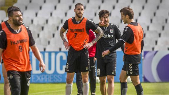 Borja Granero, en el centro, entra por primera vez en la convocatoria tras superar su lesión. 