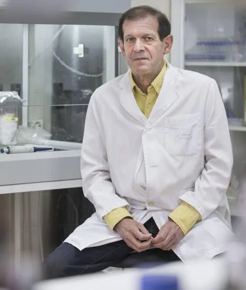 Manuel González-Carreró, en el departamento de Biología Molecular de la UC. 
