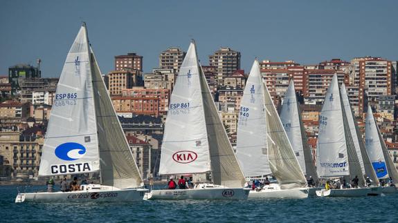 Los barcos de J80 navegan en plena bahía de Santander . 