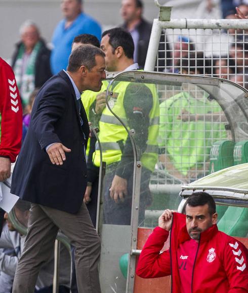 Ángel Viadero se queja amargamente mientras mira a su banquillo