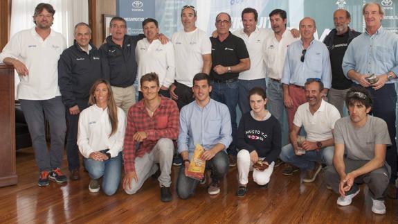 Foto de familia de los ganadores del Campeonato de Cantabria de las clases A y B de J80 en el Real Club Marítimo de Santander.