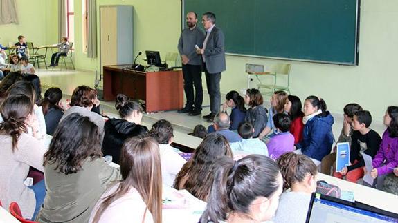 Representantes de la UC conversaron con los alumnos de Los Puentes.