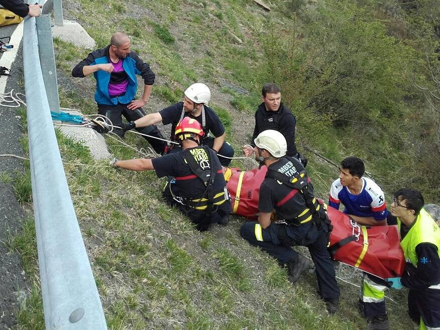 Herida una motorista tras salirse de la vía y caer por un terraplén de 10 metros en San Glorio