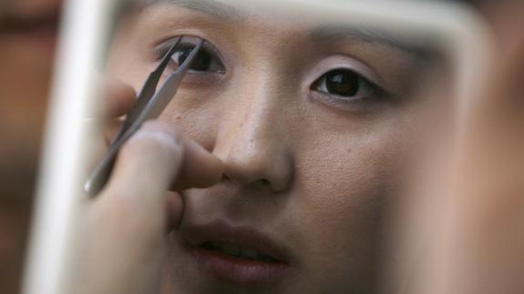 Muchos asiáticos quieren que sus ojos estén más abiertos