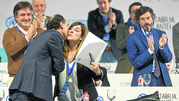 Buruaga y Diego se saludan durante el último congreso regional del PP cántabro.