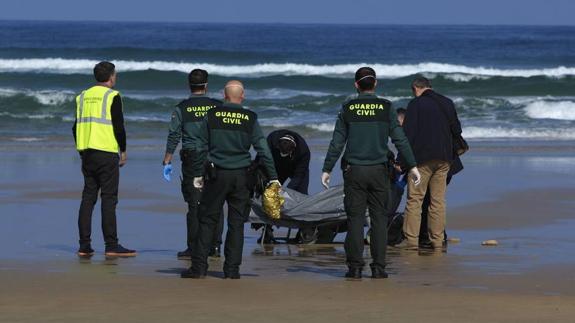 La autopsia no desvela la identidad del cadáver que apareció flotando en la playa de Merón