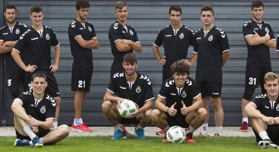 Los canteranos posan antes de que se inicie la temporada.