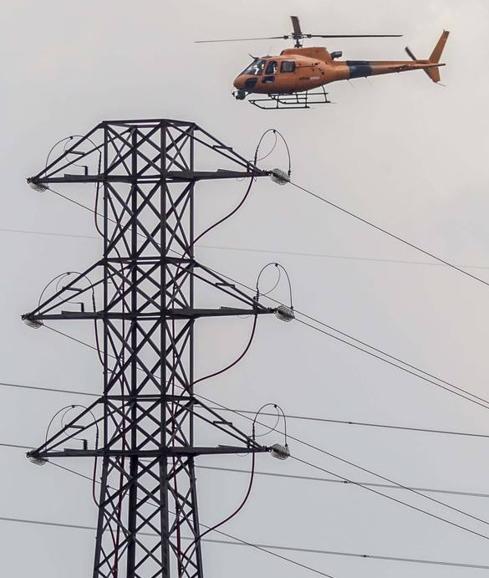 Trabajos de mantenimiento en una torre de alta tensión en Cantabria. 