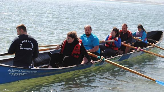 Con la ayuda de los monitores, Ángela, Bea y Elsa disfrutaron de la experiencia de remar en la bahía de Santoña.