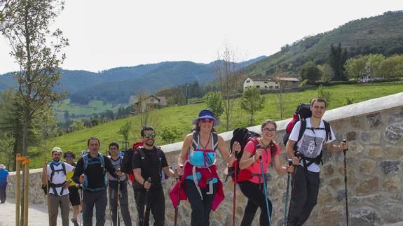 Peregrinos llegando al monasterio de Santo Toribio de Liébana