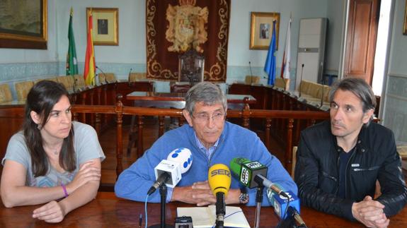 El alcalde de Castro, Ángel Díaz Munío, en el centro, junto a sus compañeros de partido Elena García Lafuente y Eduardo Amor.