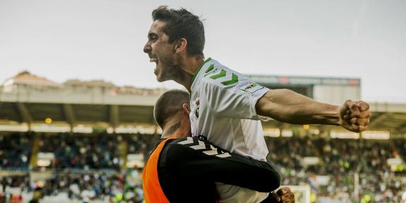 Héber se abraza con Borja Granero tras conseguir el segundo gol del Racing, en el partido del pasado domingo frente al Caudal.  
