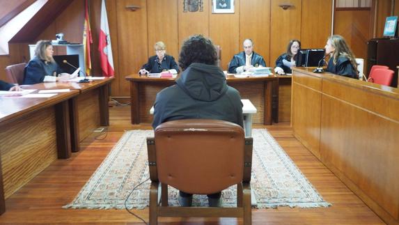 El acusado, durante el juicio en la Audiencia Provincial, esta mañana.