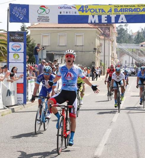 Antonio Angulo celebra su victoria en la segunda etapa de la Volta a Bairrada. 