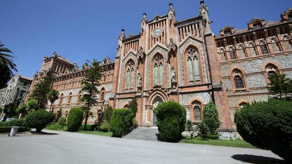 Fachada del Seminario Mayor de la Universidad Pontificia de Comillas.