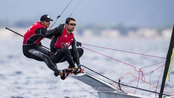 Diego Botín (izquierda) y Iago López están a dos puntos del primer puesto en Hyères. :